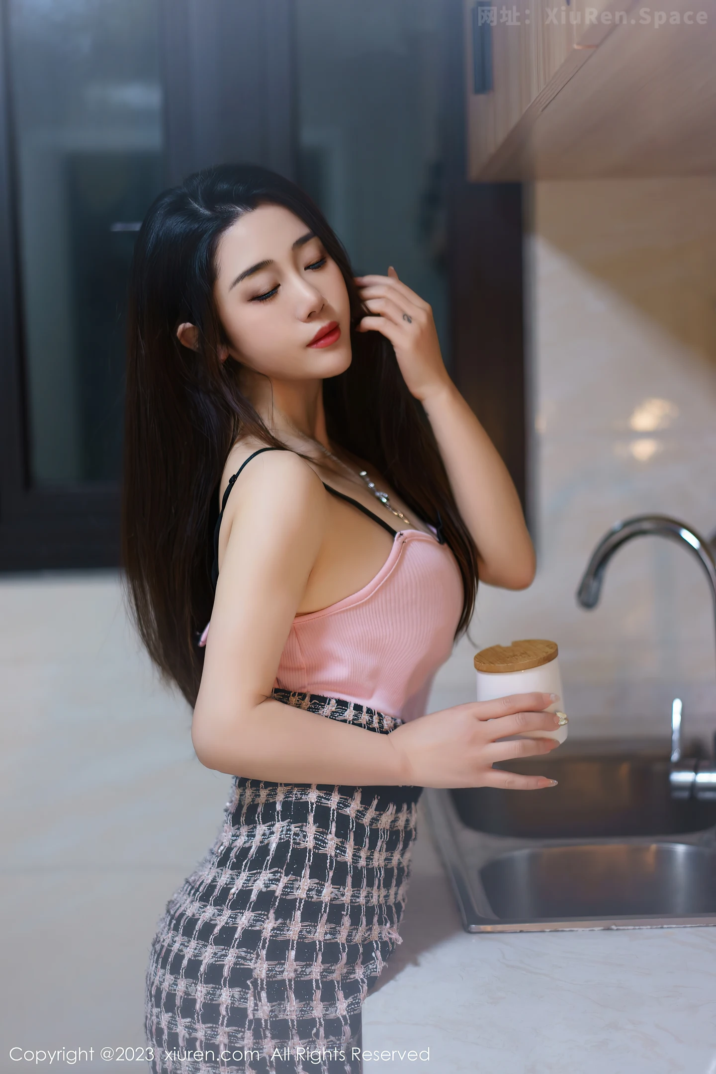 图片[4]-[XiuRen秀人网]2023.05.25 VOL.6799 严利娅Yuliya 粉色小背心与黑色短裙加肉丝美腿性感私房写真集-秀人网官方网站